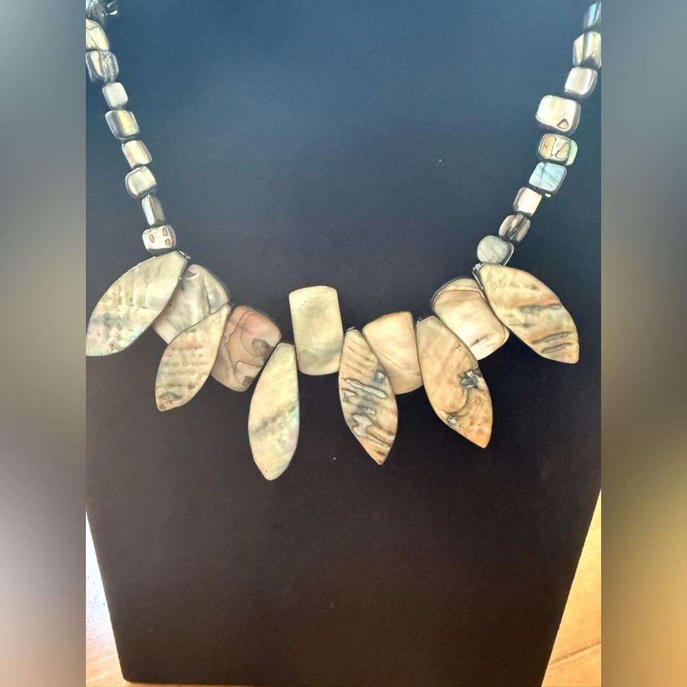 Elegant Shell Necklace - Picture 2 of 5